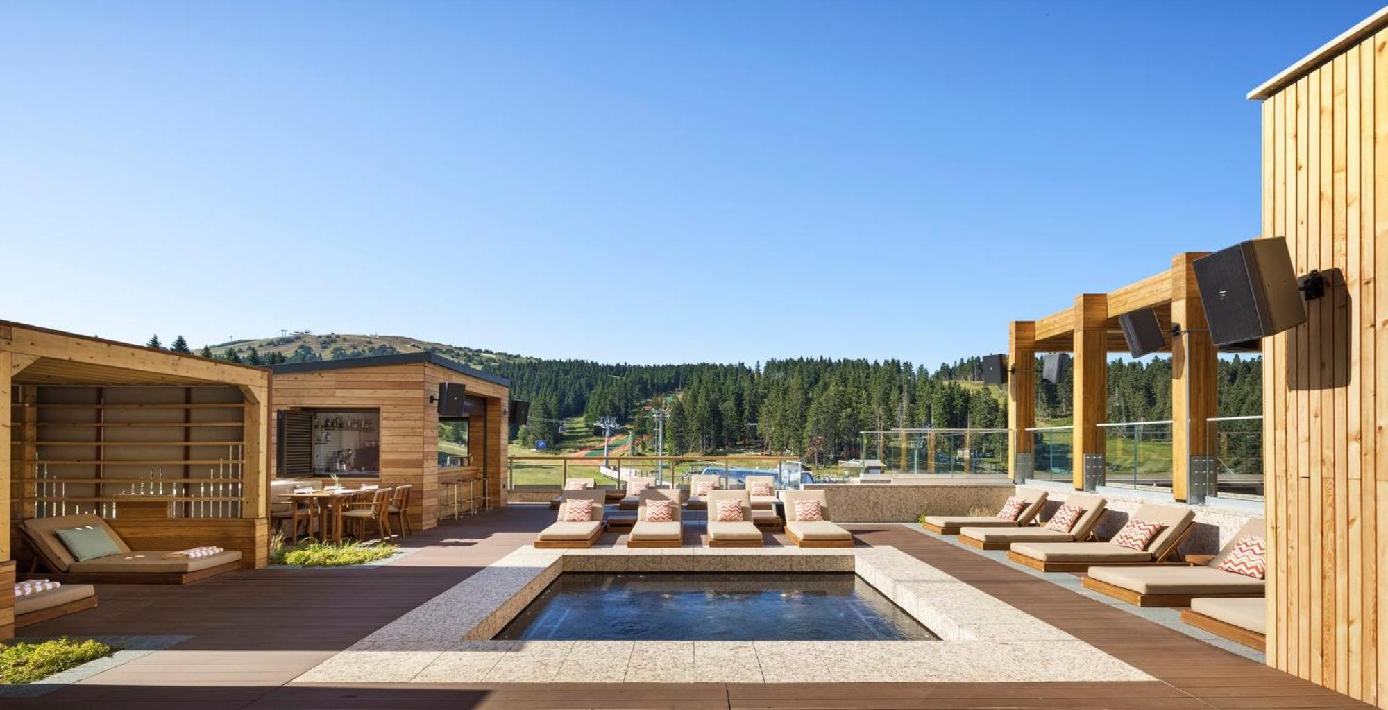Viceroy Kopaonik Serbia Ngoại thất bức ảnh The rooftop pool at The Lodge at Blue Sky