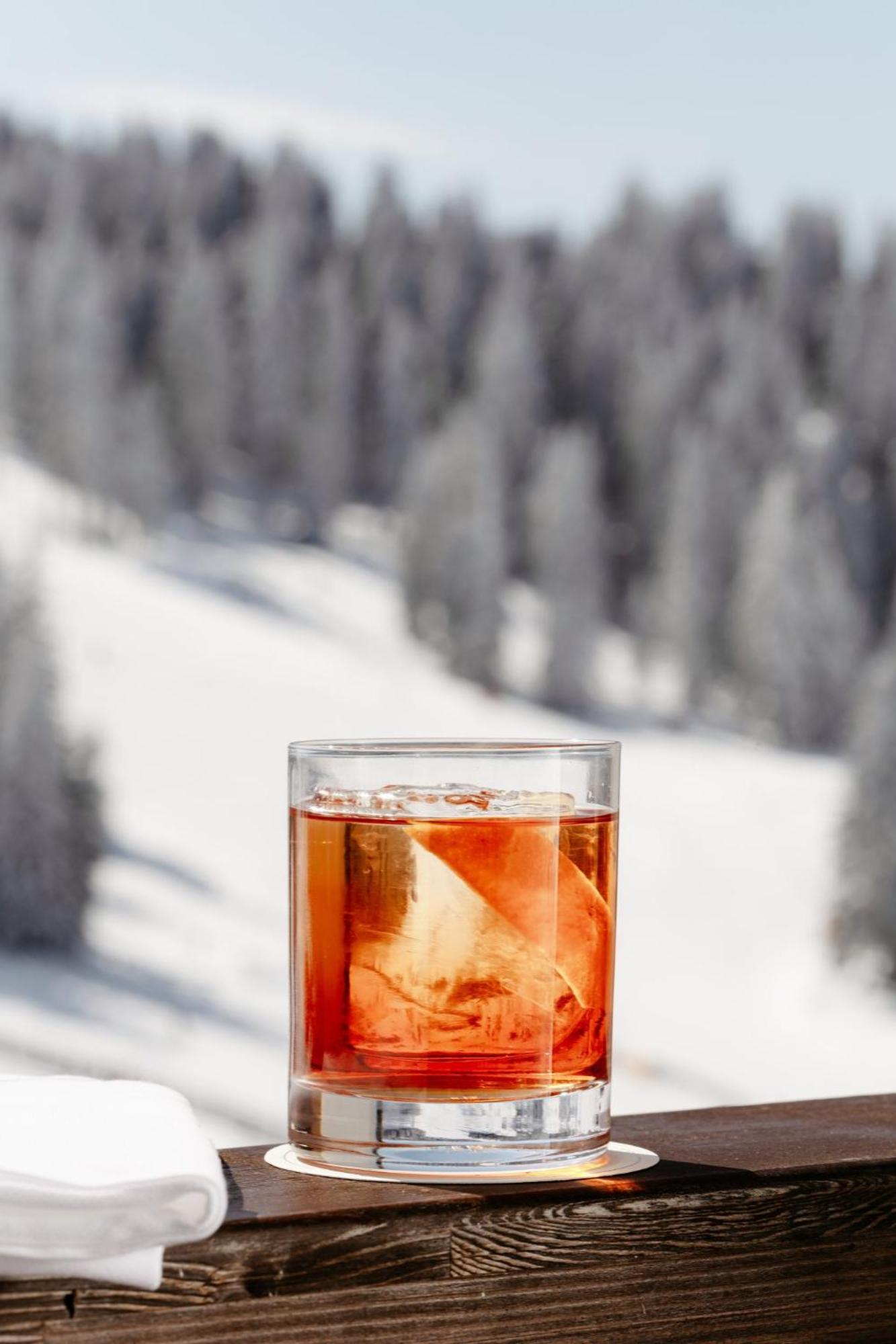 Viceroy Kopaonik Serbia Ngoại thất bức ảnh A glass of ice tea