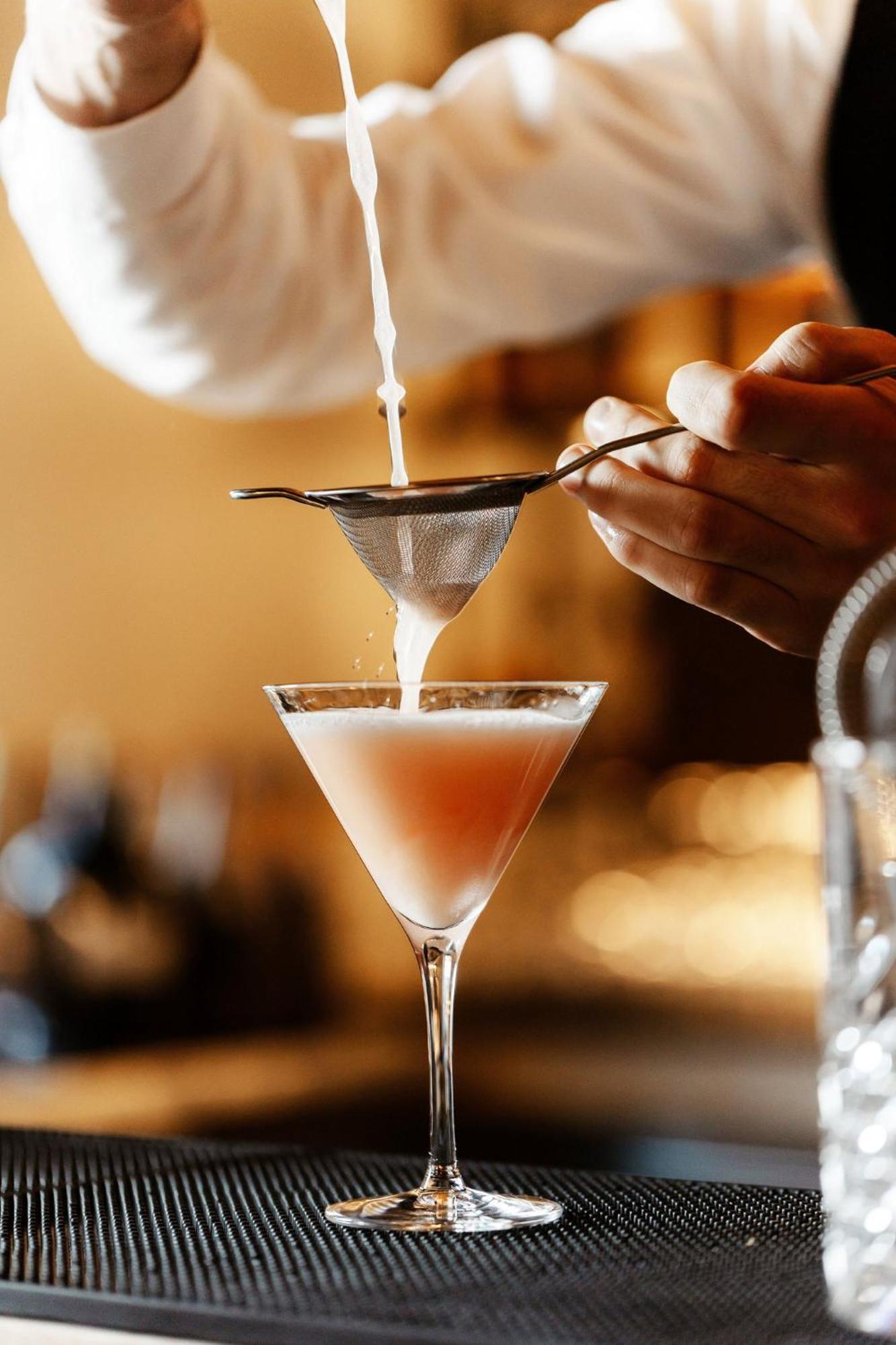 Viceroy Kopaonik Serbia Ngoại thất bức ảnh A bartender straining a cocktail